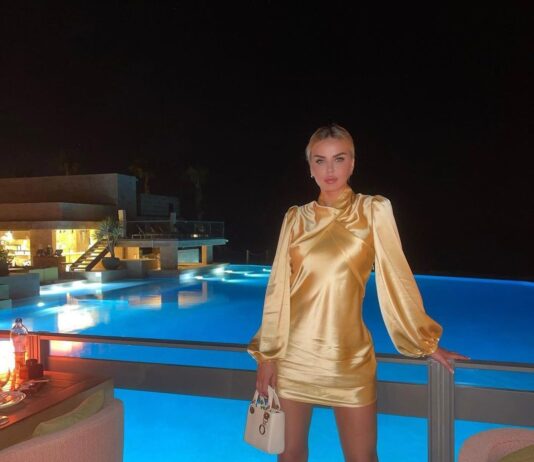 Në fustan të shkurtër me dekolte të hapur, Kejvina Kthella ngacmon imagjinatën në paraqitjen e radhës