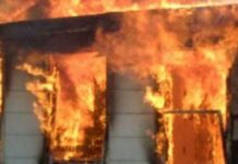 Digjet një shtëpi në Deçan, dy policë të lënduar