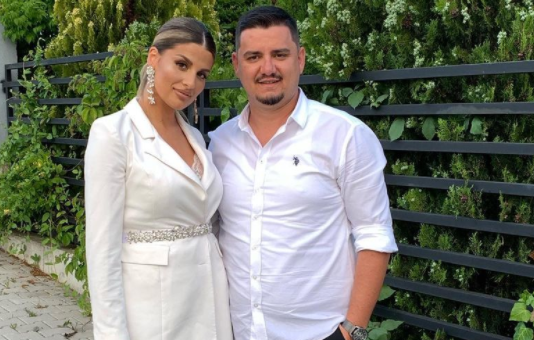 Alban Mehmeti e bënë tatuazh emrin e gruas në këtë pjesë të trupit