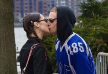 Bella Hadid shkëmben puthje pasionante me të dashurin