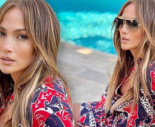 Jennifer Lopez vesh një fustan plot ngjyra ndërsa ulet buzë pishinës për të nderuar Ditën e Përkujtimit