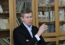 Simmons i replikon Cramon-it: Fjalët janë të pamjaftueshme për vizat, populli i Kosovës është lodhur