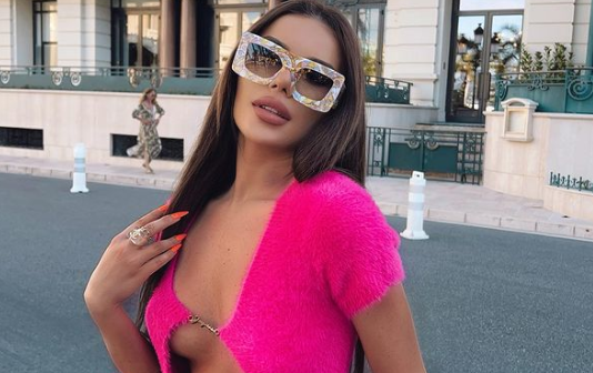 Taynës gati ti pëlcasin buzët dhe gjoksi