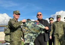 Agim Ademi ndjek nga afër festën e futbollit në mes të ushtarëve të Kosovës dhe Shqipërisë