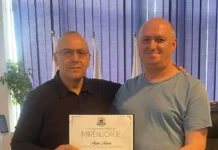 Veteranët e futbollit të Mitrovicës nderojnë kreun e FFK-së me mirënjohje
