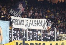 Fantastike: Tifozët e AEK shpalosin banerin Kosova është Shqipëri në ndeshjen e Europa League