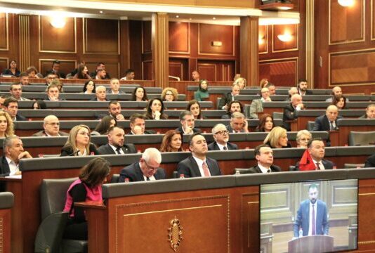 Raportohet se VV ka filluar të mbledh nënshkrime për seancë të re, Kurti dje zgjedhjet i pa si punë të kryer