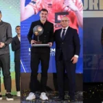 Viti i tretë që jepet i njëjti çmim, por tani është bërë viral: Artisti Sali Shkupolli tregon si u punua çmimi ‘Futbollisti i Vitit’